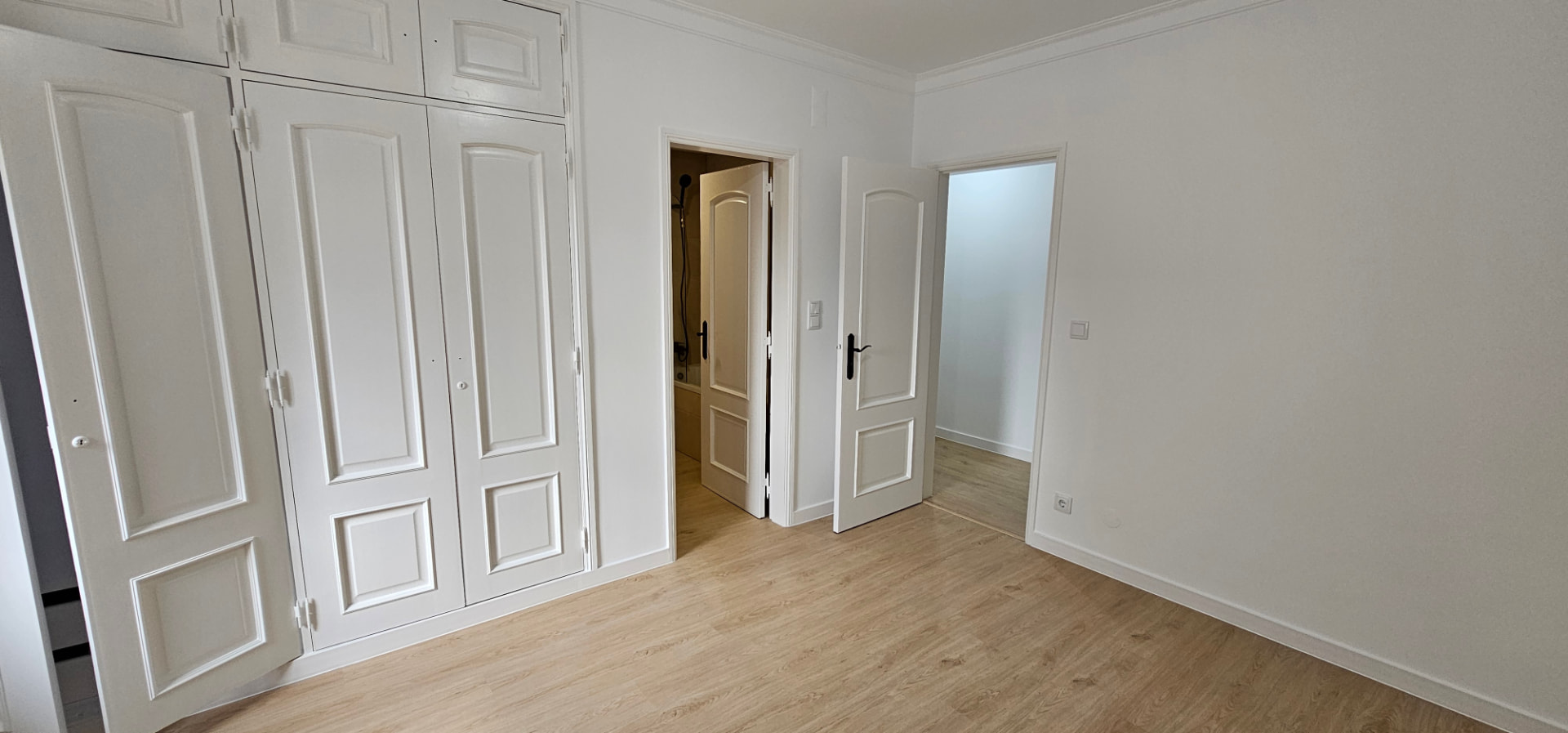 Quarto renovado com roupeiros embutidos